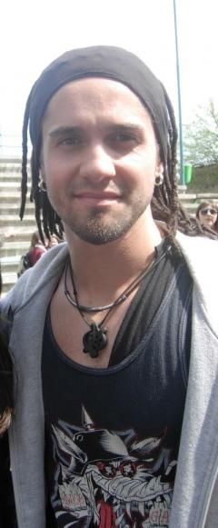 ie incredibil omu`.
mai ales ku dredurile alea. :nebun:. robi :*:*